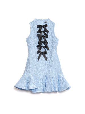 Abito senza maniche di un blu chiaro, con tessuto testurizzato, caratterizzato da un orlo arricciato e sette fiocchi in satin neri lungo il davanti come decorazione.