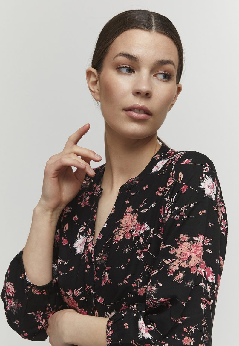 Damen Freizeitkleider | b.young BYMMJOELLA VNECK Blusenkleid coral cloud mix/rot - DH14767 Damen Freizeitkleider | b.young BYMMJOELLA VNECK Blusenkleid coral cloud mix/rot - DH14767