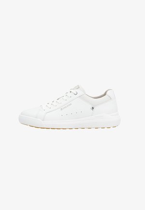 Baskets blanches avec un dessus synthétique lisse, un embout arrondi et des perforations. Semelle extérieure en caoutchouc gomme clair, lacets plats et branding subtil.
