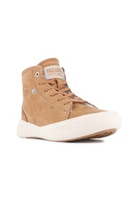 Tan læder høj-top sneakers med rund tå, hvid struktureret gummisål, embossed branding på siden og snørebånd i en matchende tan farve.