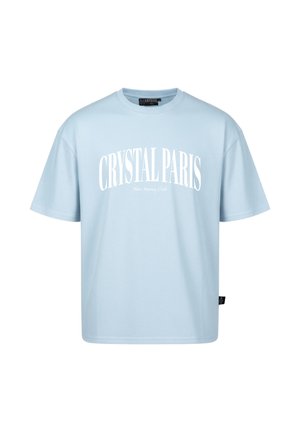 T-shirt azzurro chiaro a maniche corte con scritta bianca "CRYSTAL PARIS" e scritta più piccola "New Money Club" sul davanti, design con scollo rotondo.