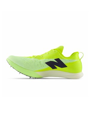 Hellgelb-grüner Spike-Schuh mit schwarzem New Balance-Logo und Metallspikes unter der Sohle für das Laufen auf Bahnoberflächen.