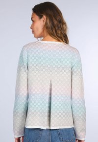 Leichter Pullover mit einem verlaufenden Blumenmuster in Pastellfarben, langen Ärmeln, einem runden Ausschnitt und einem Schlitz auf der Rückseite.
