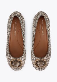 Scarpe basse con gioielli, caratterizzate da un dettaglio in tonalità oro sulla punta, impreziosite da strass multicolore su una tomaia testurizzata. Soletta marrone.