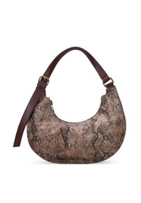 Bolso de mano de imitación de serpiente marrón con forma redondeada, correa de cuero marrón, detalles de hardware dorado y cierre de cremallera.