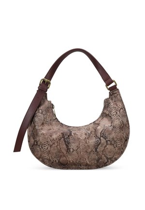 Bolso de mano de imitación de serpiente marrón con forma redondeada, correa de cuero marrón, detalles de hardware dorado y cierre de cremallera.