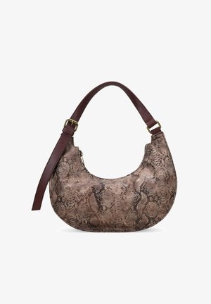 Bolso de mano de imitación de serpiente marrón con forma redondeada, correa de cuero marrón, detalles de hardware dorado y cierre de cremallera.