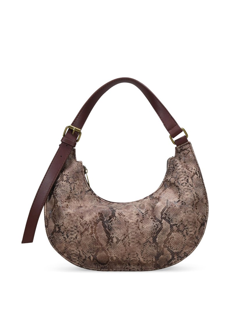 Bolso de mano de imitación de serpiente marrón con forma redondeada, correa de cuero marrón, detalles de hardware dorado y cierre de cremallera.