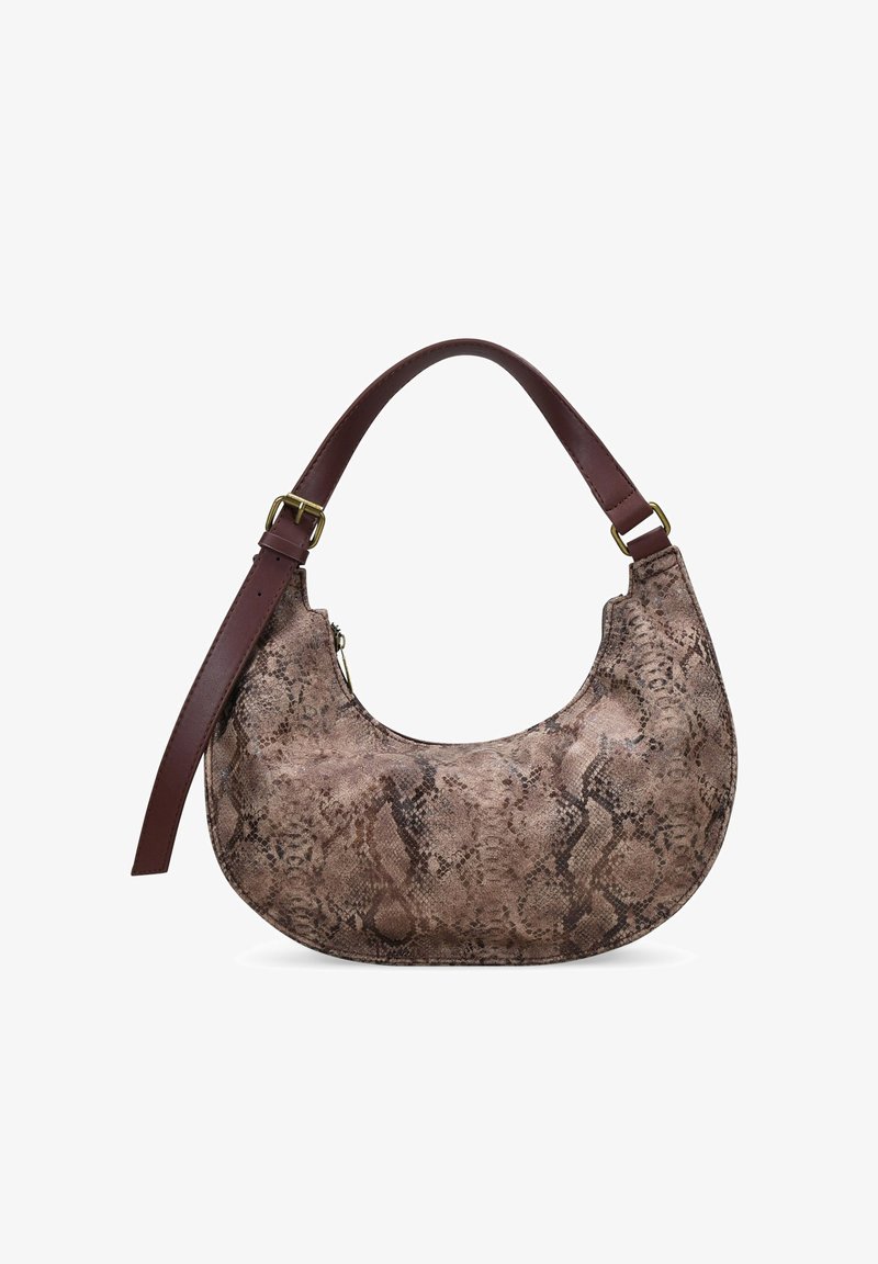 Bolso de mano de imitación de serpiente marrón con forma redondeada, correa de cuero marrón, detalles de hardware dorado y cierre de cremallera.