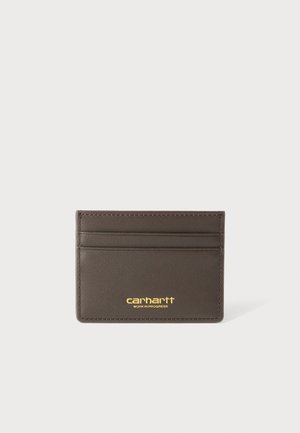 Tarjetero Carhartt de cuero marrón con tres ranuras para tarjetas y texto del logo dorado en el frente.