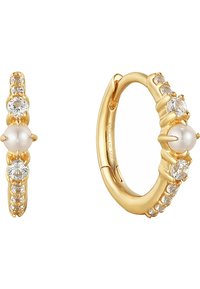 Orecchini a cerchio in oro con perle finte e gemme trasparenti, caratterizzati da un design curvo e dettagli in oro testurizzato per un tocco in più.