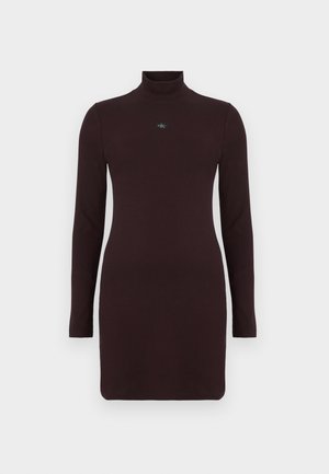 Abito a maniche lunghe color granata con collo alto e forma aderente. Piccolo logo sul petto. Tessuto liscio ed elastico.