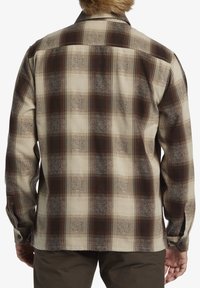 Beige geruite shirt van stof met een zachte textuur, met donkerbruine en taupe vierkanten, voorzien van knoopmanchetten en een naad in de rug.