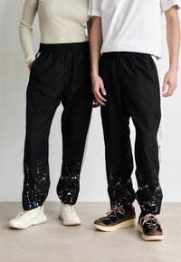 Carlo Colucci - PANT UNISEX - Tracksuit bottoms - black Thumbnail Image 1