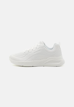 Baskets de sport blanches avec une surface texturée, fermeture à lacets, col rembourré et semelle légère présentant un motif de semelle distinct.