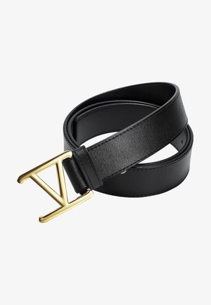 Ceinture en cuir noir enroulée avec une boucle en métal doré brillant en forme de lettre V.