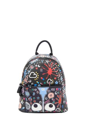 Schwarzer Rucksack mit runder Form, verziert mit bunten Patches und Nieten, ausgestattet mit verschiedenen Mustern, einem oberen Griff und einer Vordertasche.