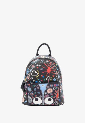 Rucsac negru cu o formă rotunjită, decorat cu petice colorate și ținte, prezentând diverse modele, un mâner superior și un buzunar frontal.