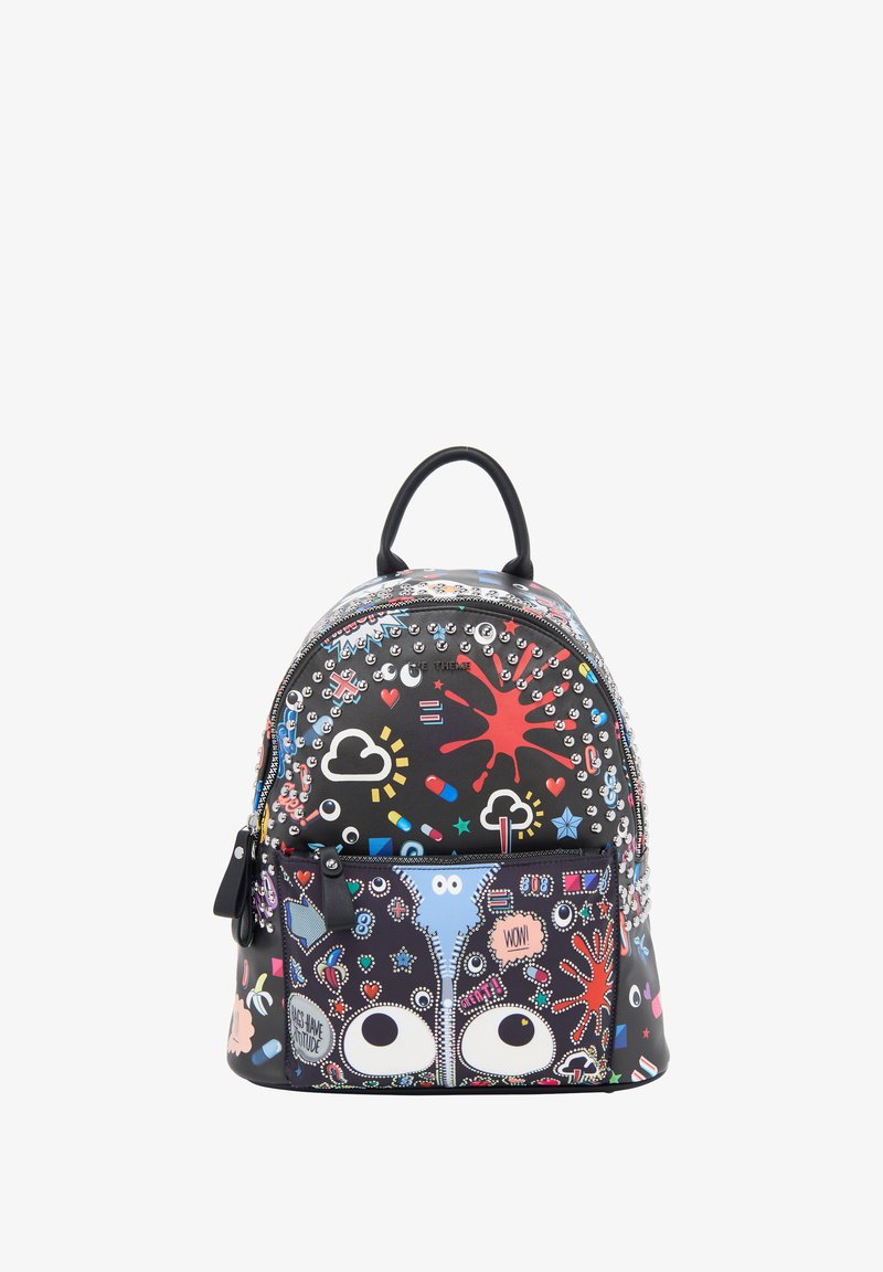 Czarny plecak o zaokrąglonym kształcie, ozdobiony kolorowymi naszywkami i ćwiekami, z różnymi wzorami, uchwytem u góry i kieszenią z przodu.
