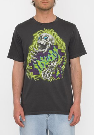Camiseta de algodón negra con un gráfico colorido de un esqueleto con ojos azules, rodeado de relámpagos verdes y acentos morados. Manga corta.