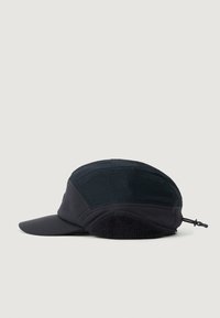 Gorra negra con un diseño estructurado, parte superior texturizada, visera suave y correa ajustable trasera. Fabricada con materiales sintéticos.