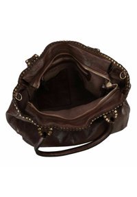 Bruine leren handtas met gouden studs, textuurafwerking, open bovenkant en meerdere binnenvakken, inclusief ritssecties.