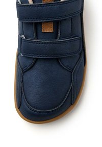 Chaussure en cuir bleu marine avec deux brides Velcro, bout rond et semelle en caoutchouc beige. Comprend des détails de couture pour une texture ajoutée.