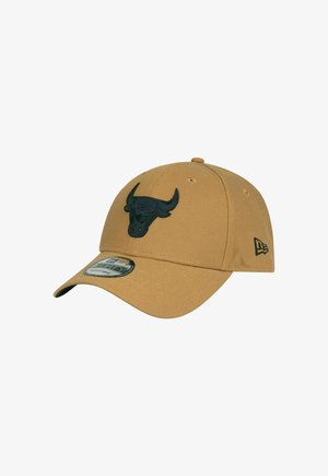 Casquette de baseball réglable beige avec un logo de taureau noir brodé à l'avant et un petit logo de marque noir sur le côté.
