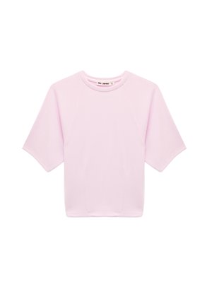 Felpa rosa chiaro a maniche corte con scollo a girocollo e cuciture raglan, realizzata in tessuto liscio, mostrata su sfondo bianco.