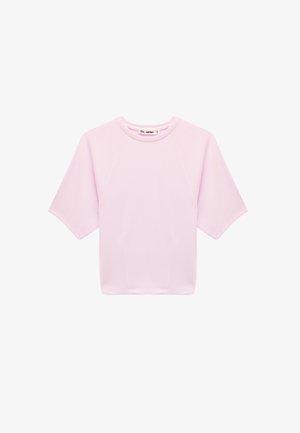 Sudadera de manga corta color rosa claro con cuello redondo y costuras raglán, hecha de tela lisa, mostrada sobre un fondo blanco.