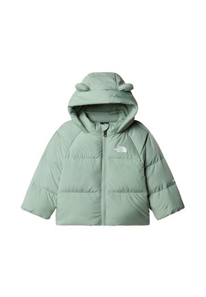 Světlý zelený prošívaný kabát s kapucí, která má uši medvěda, zapínání na zip a prošívanou texturu. Logo značky na levé straně hrudi.