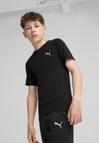 Melna īsām piedurknēm sporta t-krekls, izgatavots no gludas auduma, ar mazu balto Puma logo uz kreisā krūšu un pieguļošu dizainu.