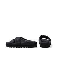 Sorte slide-sandaler med krydsede stropper lavet af glat læder, der har en polstret fodseng og en struktureret, tandet gummisål.