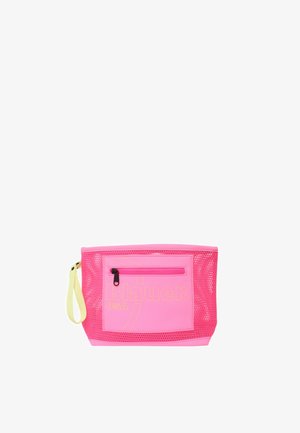 Roze mesh reistas met een rits bovenaan en een voorvak. Voorzien van een gele polsband en gedurfde logo-details aan de voorkant.