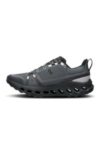 Adidași atletici ușori cu un superior din plasă gri, suprapune texturate și o talpă cu amortizare ce include detalii decupate. Accente reflectorizante incluse.