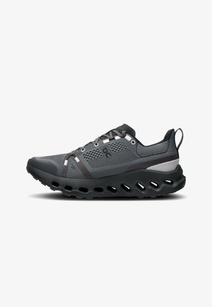 Des chaussures de sport légères avec un dessus en mesh gris, des superpositions texturées et une semelle rembourrée avec des découpes. Accents réfléchissants inclus.