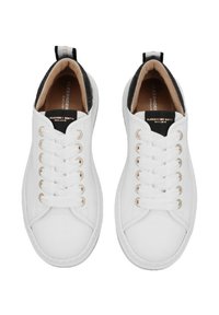 Sneaker bianchi in pelle con punta rotonda, lacci piatti e un accento nero sul tallone. Presentano occhielli in oro rosa e una fodera interna color cammello.