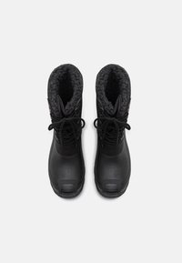 Botas de invierno impermeables negras con un forro interior texturizado, puntera redonda y cordones, que cuentan con una suela moldeada para mayor estabilidad.