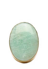 Zielony pierścień z kamienia z owalnym, wypolerowanym jadeitem o lekkiej przezroczystości, osadzony w cienkiej, gładkiej obrączce mosiężnej.