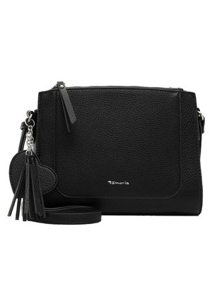 Sort læder crossover taske med pebret tekstur, lynlåslukning og en aftagelig hjerteformet charme med frynser. Søm hardware aksent.