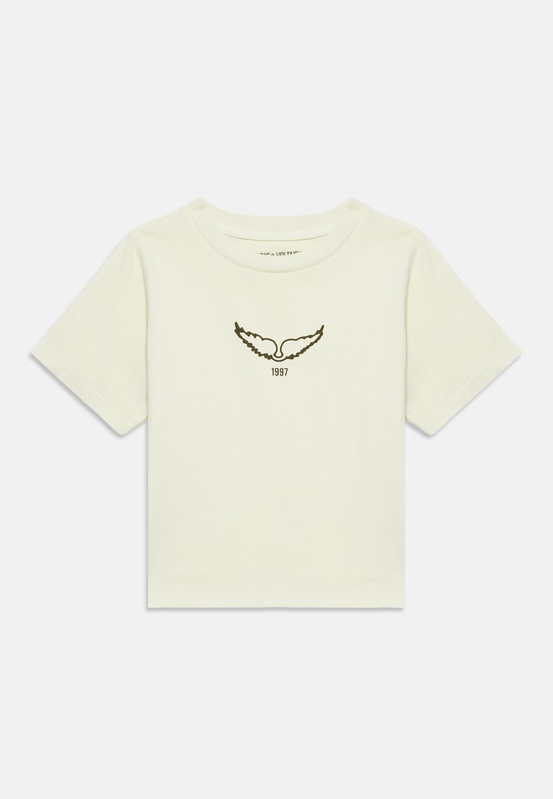 Λευκό κοντομάνικο μπλουζάκι με στρογγυλή λαιμόκοψη, με μαύρο σχέδιο φτερού και την επιγραφή "1997" τυπωμένη κάτω από αυτό στο κέντρο μπροστά.