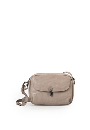 Kleine rechthoekige taupekleurige leren crossbodytas met voorflap en zwarte metalen sluiting, verstelbare riem op witte achtergrond.