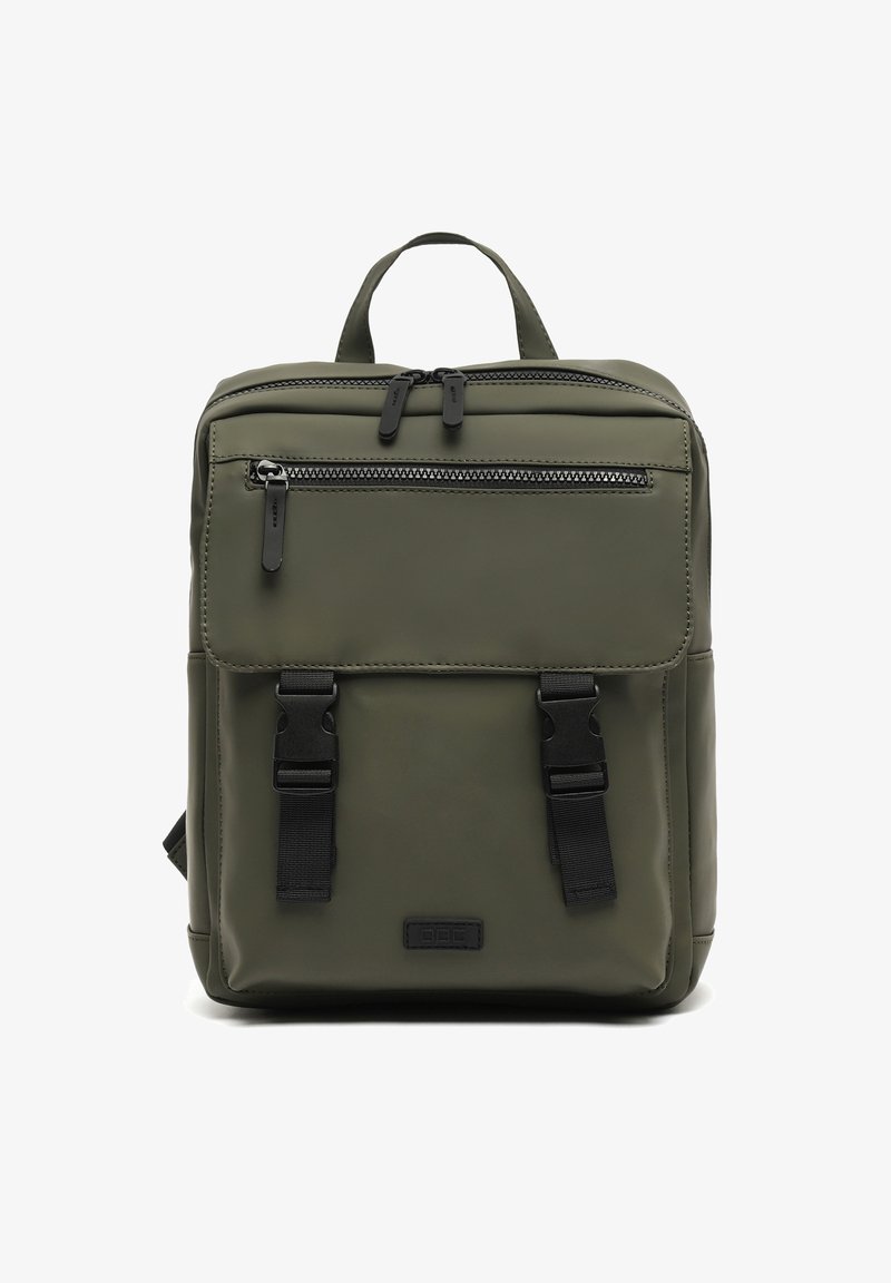 Ruutuline oliiviroheline seljakott, millel on eesmine tõmbluku tasku, kaks musta kinnitusrihma, ülemine käepide ja peamine tõmblukuga sulgemine.