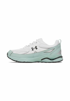 Weißer und mintgrüner Under Armour Laufschuh mit Mesh-Obermaterial, Schnürdesign und schwarzem Logo an der Seite, in Seitenansicht dargestellt.