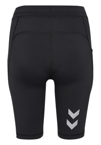 Zwarte sportieve shorts van rekbaar materiaal met platte naden, voorzien van een reflecterende zilveren chevronontwerp op het linkerbeen.