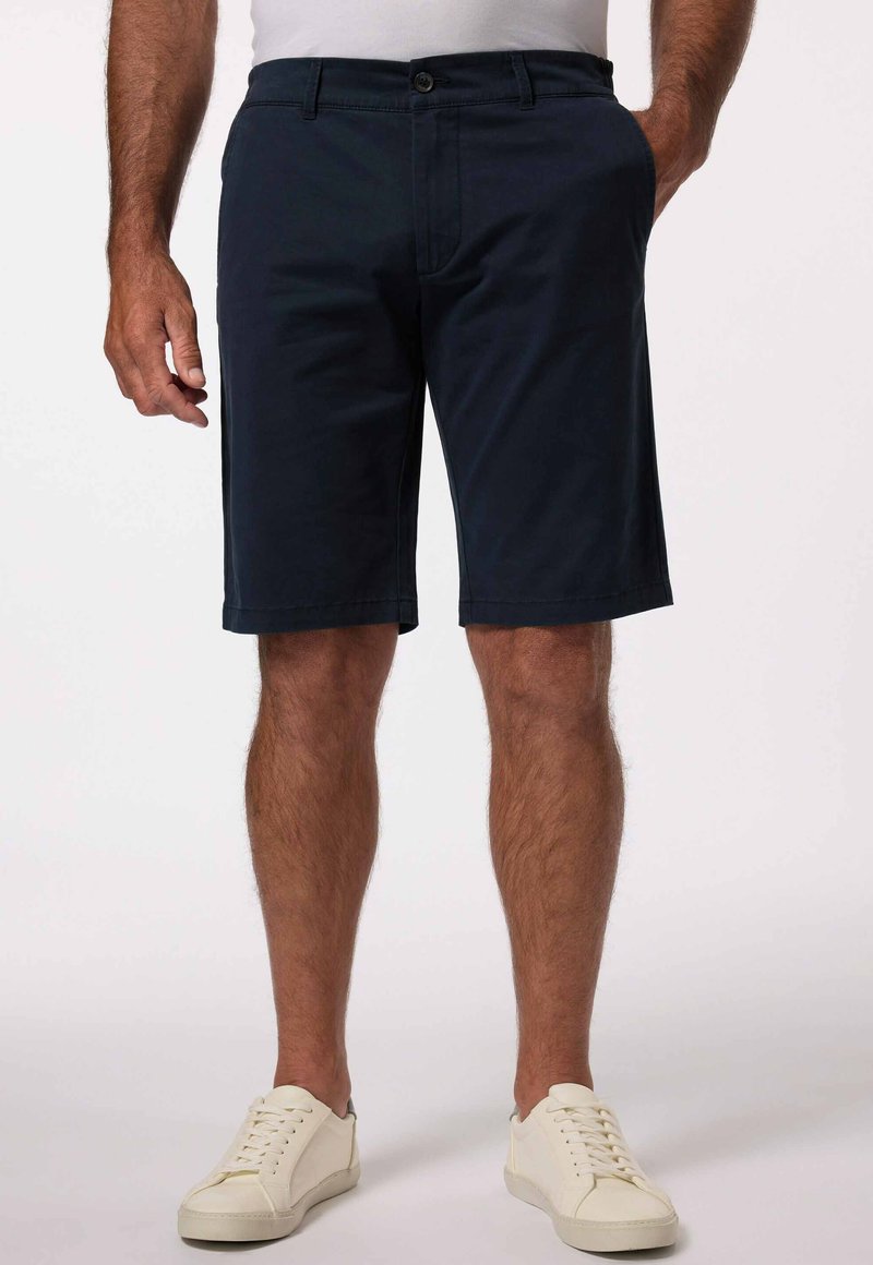 Námořnické modré šortky z bavlněné směsi s knoflíkovým zapínáním, postranními kapsami a rovnými nohavicemi, kombinované s bílými teniskami.