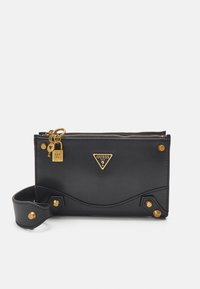 Černá kožená peněženka se zlatými kovovými doplňky, s logem, zipovým uzávěrem a odnímatelným náramkem na zápěstí. Texturované detaily poblíž spodní části.