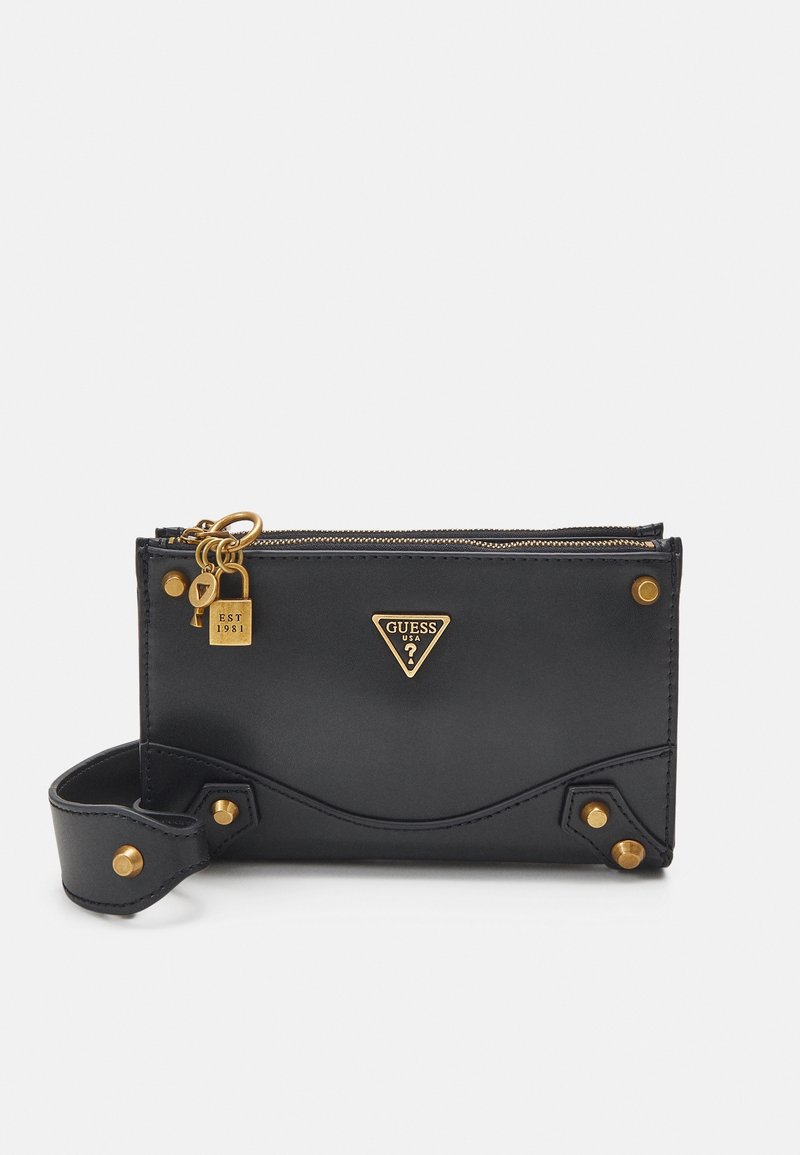 Černá kožená peněženka se zlatými kovovými doplňky, s logem, zipovým uzávěrem a odnímatelným náramkem na zápěstí. Texturované detaily poblíž spodní části.