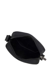 Borsa nera con zip realizzata in tessuto texturizzato. Presenta una forma rettangolare con una fodera interna liscia e un piccolo etichetta sulla cerniera.