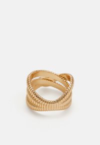 Bague de couleur dorée présentant trois bandes entrelacées avec une surface lisse et texturée, ornée de détails en relief subtils.